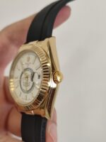 Skydweller gold bezel white dial oyster flex - Image 6